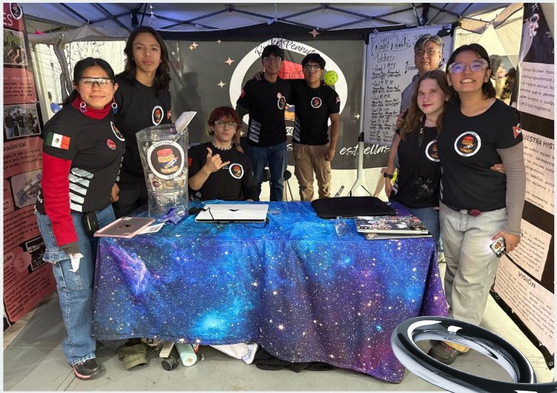 El equipo Rocket Peanuts en su stand de exhibición
