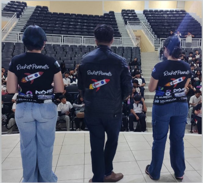 Integrantes de Rocket Peanuts con su uniforme en una competencia de robótica