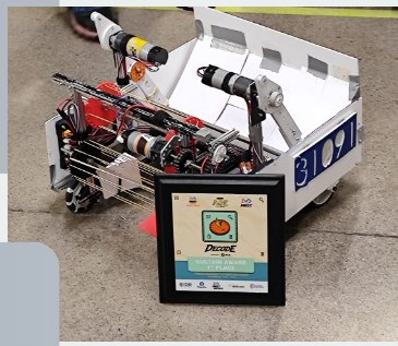 Robot de Rocket Peanuts junto a su placa de competencia